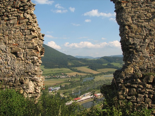 okno - Považský hrad