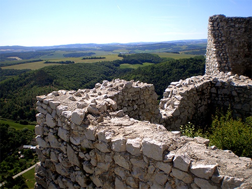 výhľad z čachtického hradu