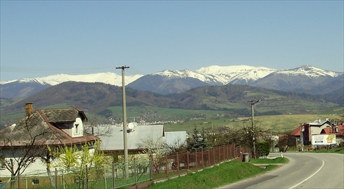 Vrchdolinka a v pozadí Nízke Tatry