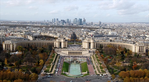 Pohlaď z Eiffelovky na The Palais de Chaillot (Trocadero)