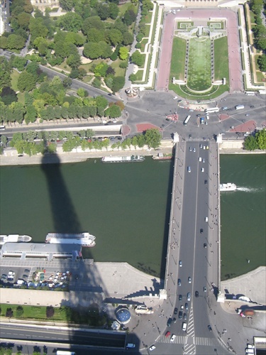 Pohlad z Eiffelovky a jej tien