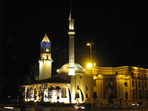 Tirana v noci