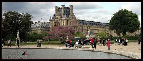 Louvre....and pink girl with sailboat.....