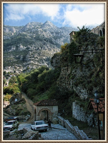 ...dedinka v horách, Kruja, Albánsko...