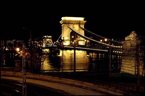 ...nočná Budapešť...