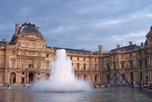 Louvre po západe slnka