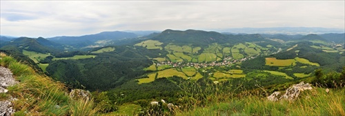 panoráma z vrchu Vápeč