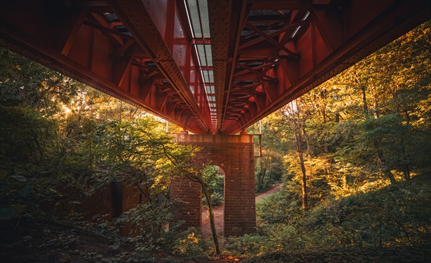 Pod červeným mostom