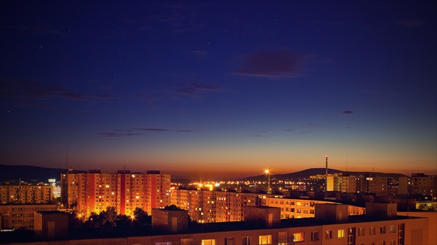 večerný pohľad z balkóna