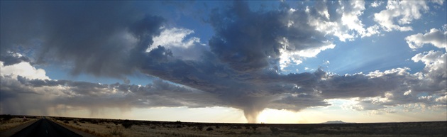 Letná búrka v Namíbii