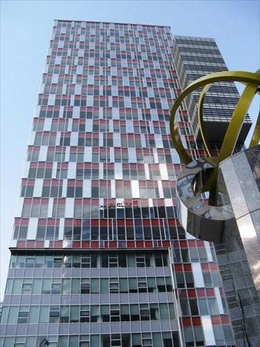 Symbol medzi budovami