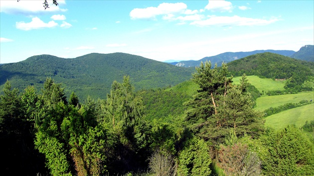 Výhľad z Drienkového hŕbka,v pozadí pohorie Čierna hora...
