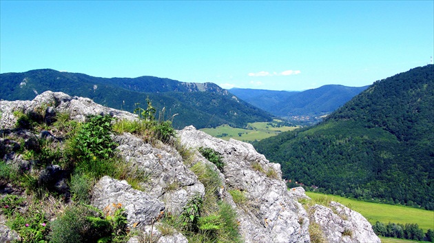 Výhľad z Jánošíkovej bašty do údolia Hornádu