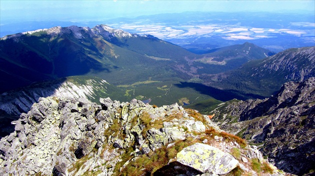 Vľavo Belianske,vpravo Vysoké Tatry, dole Dolina Bielych plies
