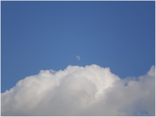 Mesiac "v oblakoch" :)