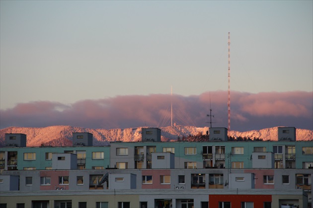Kremnické vrchy osvetlené ranným slnkom