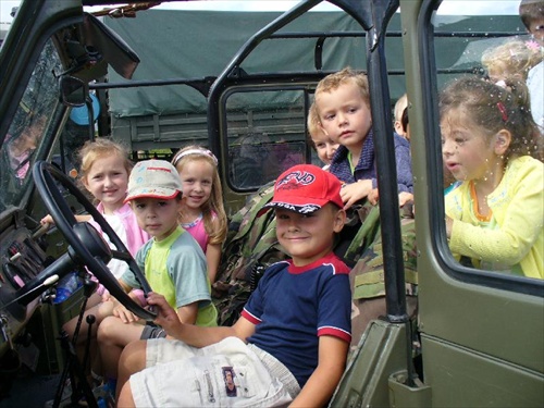 deti vo vojenskom aute
