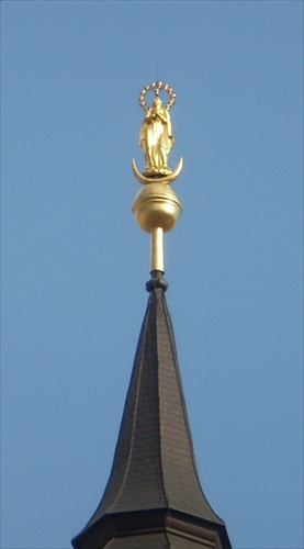 mestská veža zlatá socha