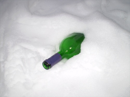 fľaša v snehu 1