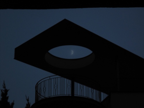 mesiac v kruhu diera 4