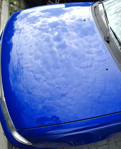 obloha na modrom aute