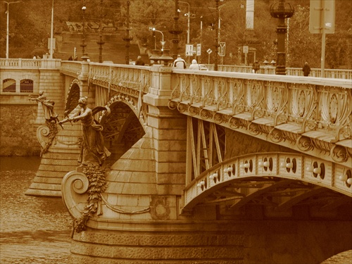 jeden z pražských mostov