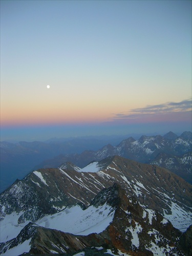Mesiac nad Alpami