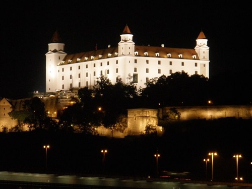 Bratislavsky hrad noc