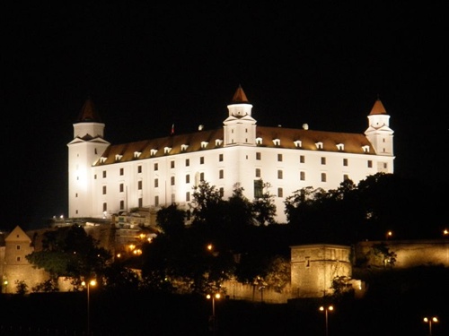 Bratislavsky hrad v noci