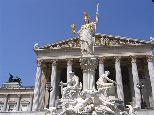 Viedeň - parlament (socha Athény)
