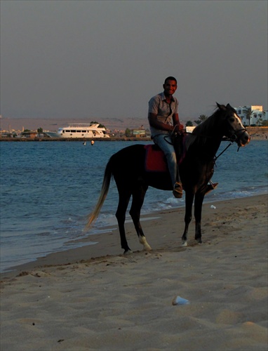 Čierny jazdec na čiernom koni