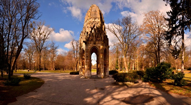 Gotická veža v parku