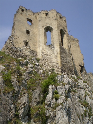 Beckovský hrad zospodu