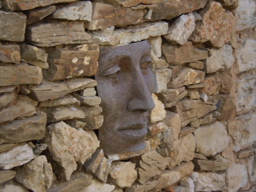 kamenna tvar v stene