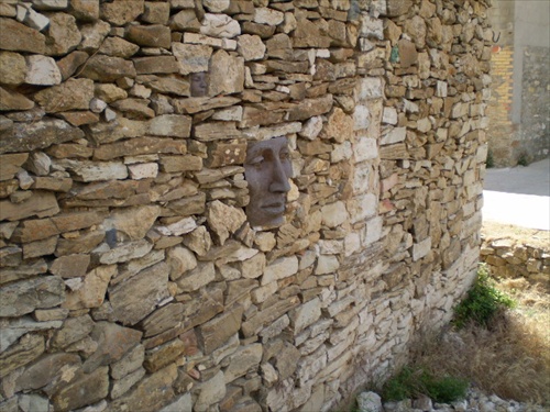 kamenna tvar v stene
