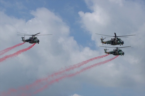 Defilé Vzdušných síl SR - trojiva vrtuľníkov Mi-24