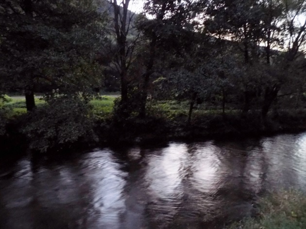 večerná rieka