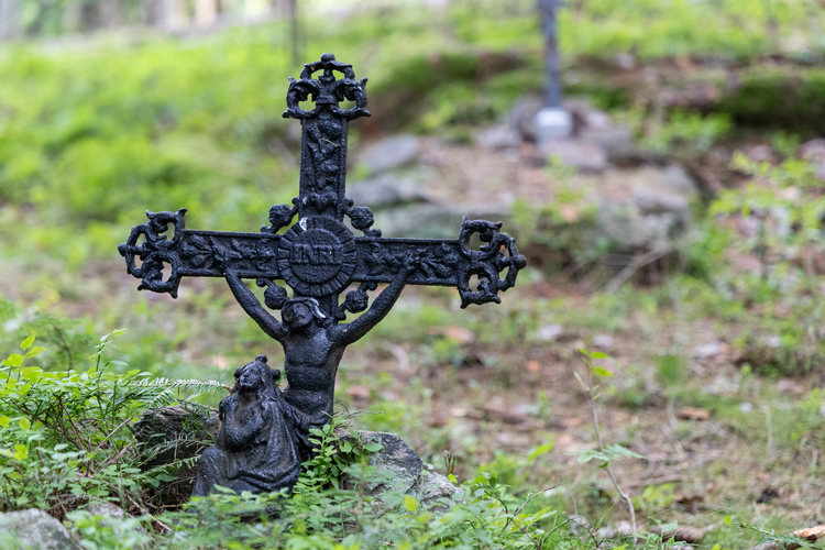 Zabudnutý cintorín v horách