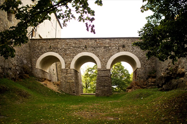 kamenný most - hrad Červený Kameň