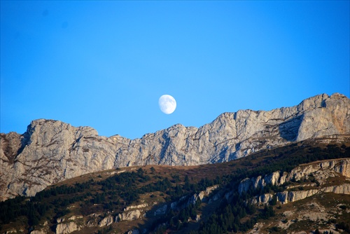 Mesiac nad Savojskymi Alpami