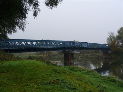 most nad riekou Morava