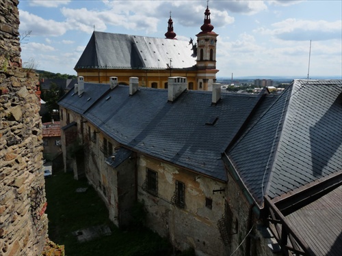Pohľad z hradu ku kláštoru