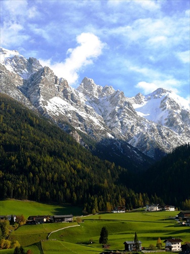 .alpské údolie.
