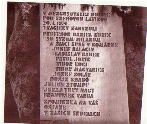 pamätná tabuľa na obete lavíny