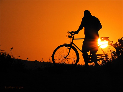západ slnka na bicykli