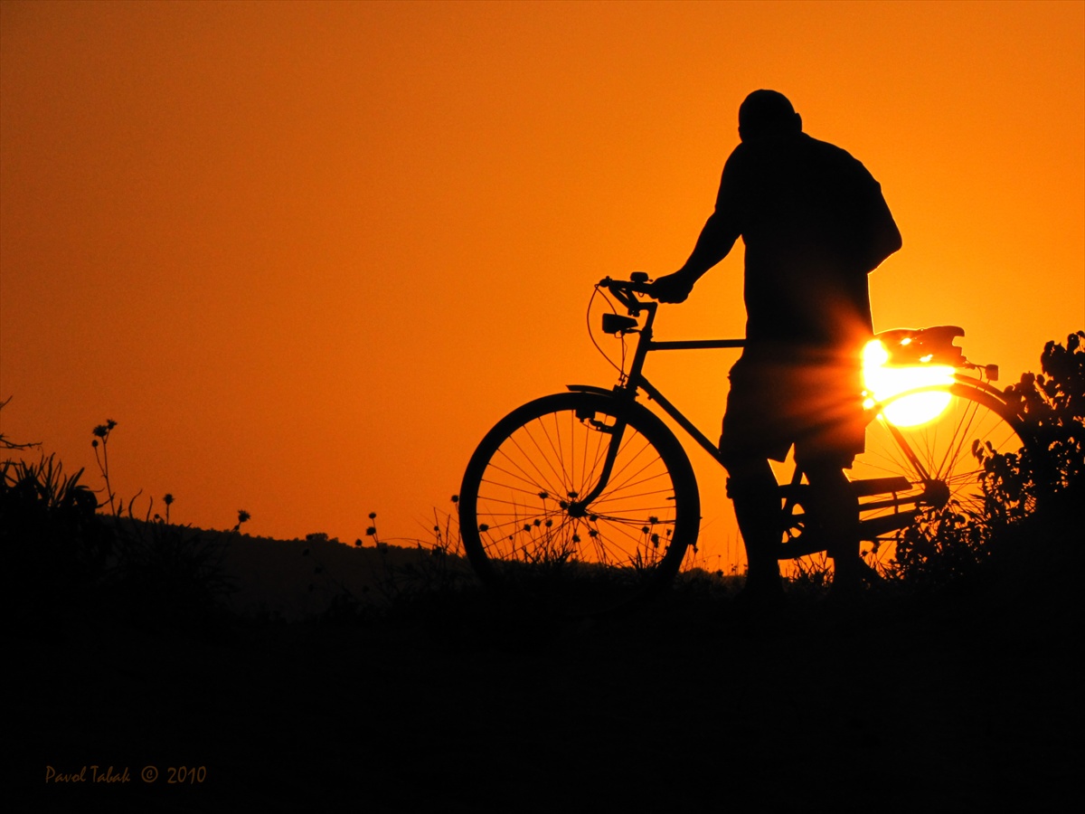 západ slnka na bicykli