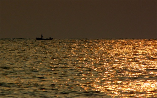 horizont - východ slnka na rybárskej loďke