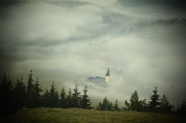 kostolík v hmle