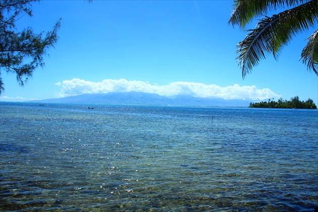 Pohľad na ostrov Tahiti (naľavo) a Motu Ahi (napravo)