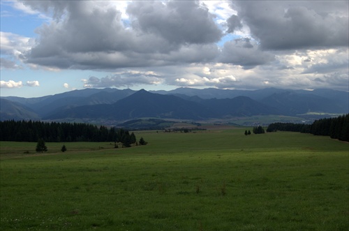 pohľad z Tatranskej magistály pri Žiary na Nízke Tatry